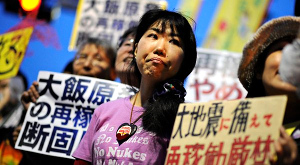протестующие против ядерной энергетики в Японии